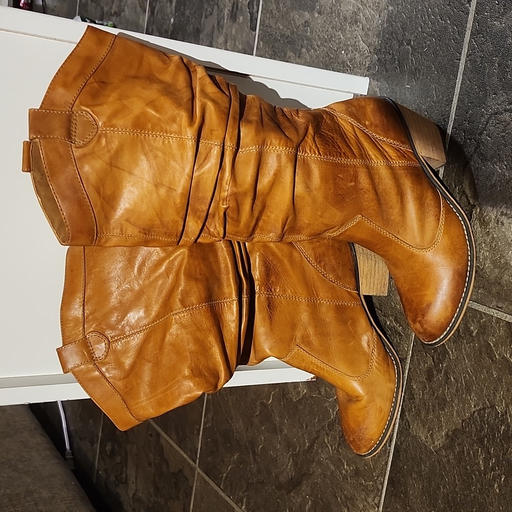 2/25🩵Camel "Upper Leather" boots. Size 8.